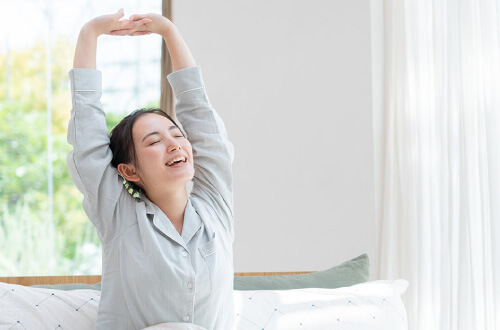 質のよい睡眠で目覚めた女性の朝の様子