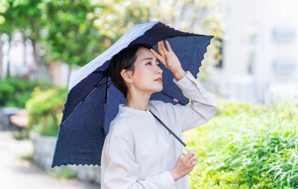 日傘を差す女性